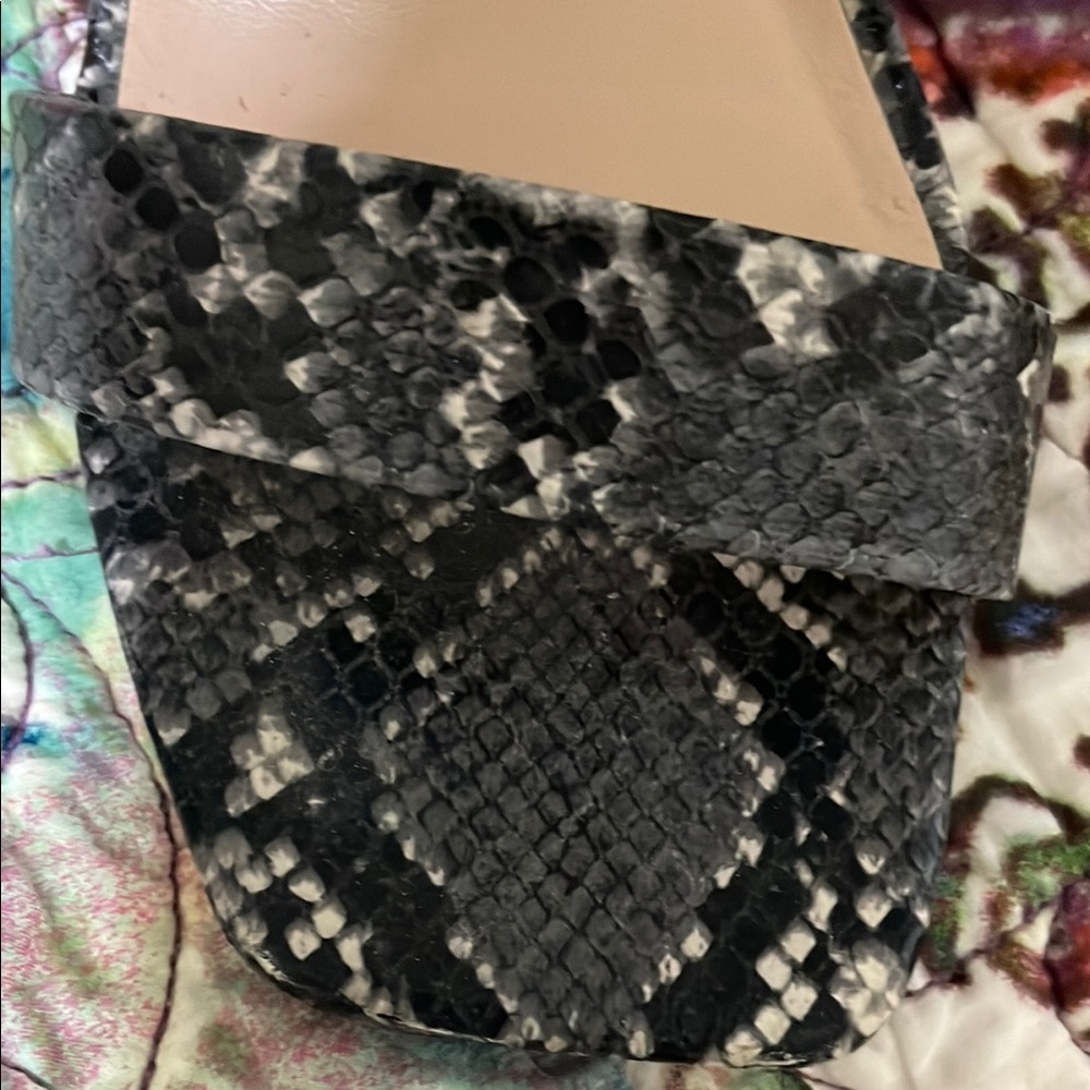 A‎ New Day Black Heels with Snakeskin Texture - Picture 4 of 6